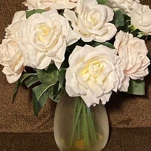 Beautiful Bouquet Of Artificial Cream/White Roses in Glass Vase.